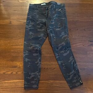 Women’s Kut ankle skinny camo pants with zippers on ankles